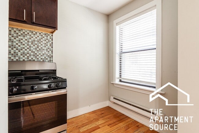 Photo - 425 W Roscoe St (Chicago, IL) Apartment