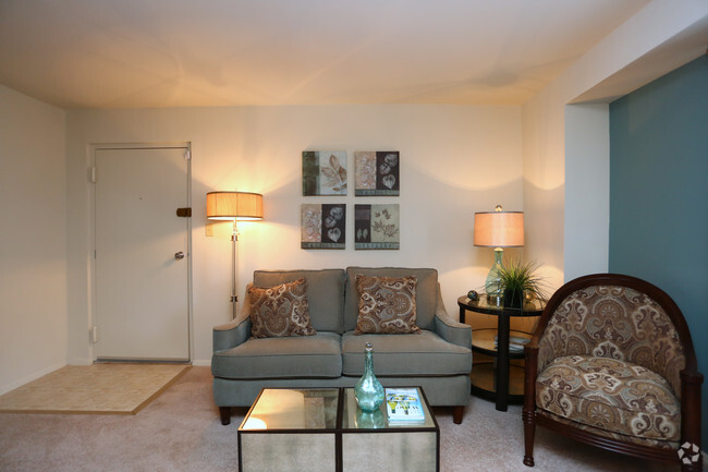 Living Area - Southgate Apartments & Townhomes