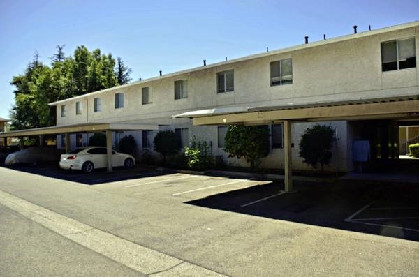 Estacionamiento - Courtyard Apartments