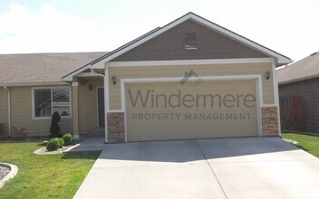 Building Photo - 167 NW Maria St