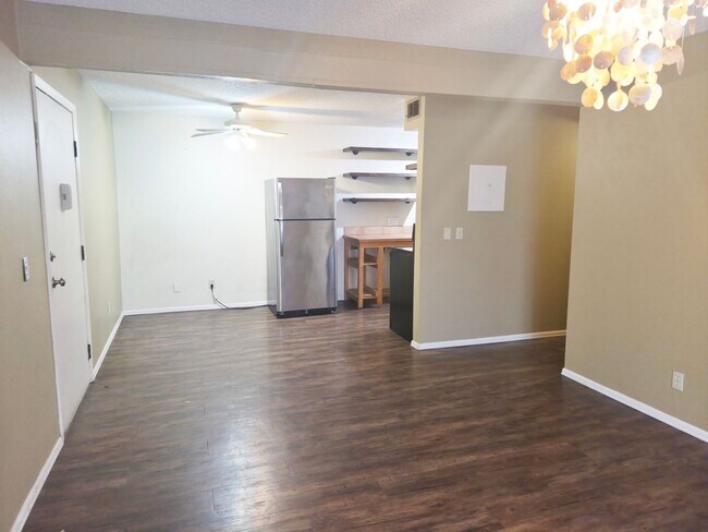 Building Photo - Great Condo in Golden