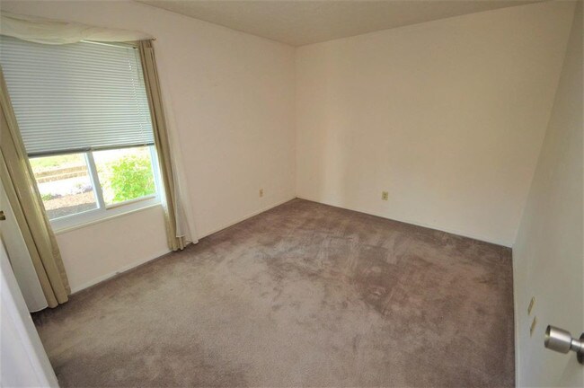 Building Photo - Crescent Meadows Condo
