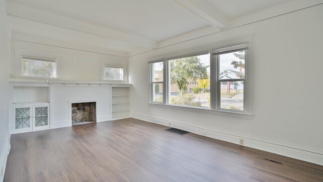 Building Photo - 801 W Spofford Ave