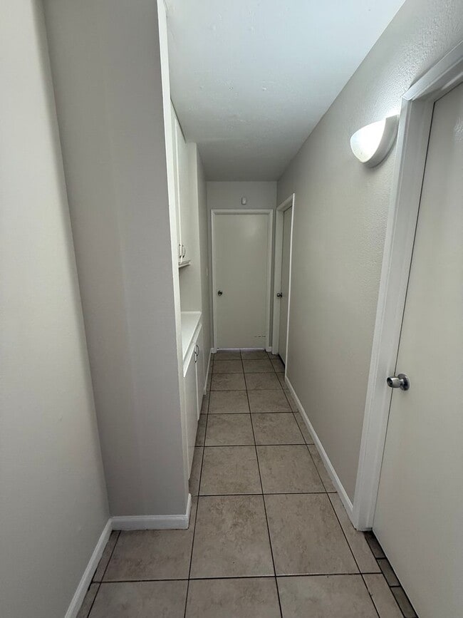 Building Photo - Spacious 2-Bedroom, 1-Bathroom Home in Sou...