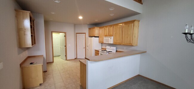 Building Photo - 4 Bed 3.5 Bath - Eagle Crest - Two Car Gar...