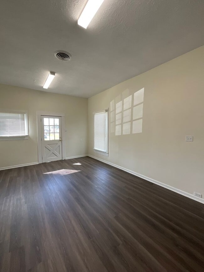 Foto del edificio - 613 W. First Street