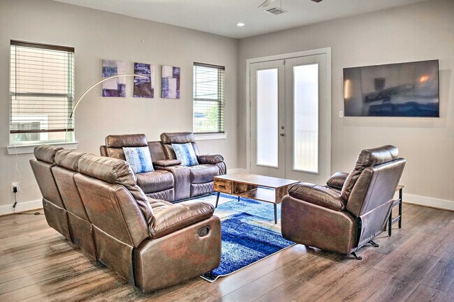 Building Photo - 6403 Bowling Green St