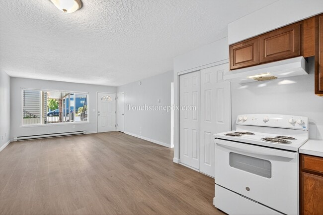Building Photo - Traditional 2 BD | 1 BA in Bustling St. Jo...