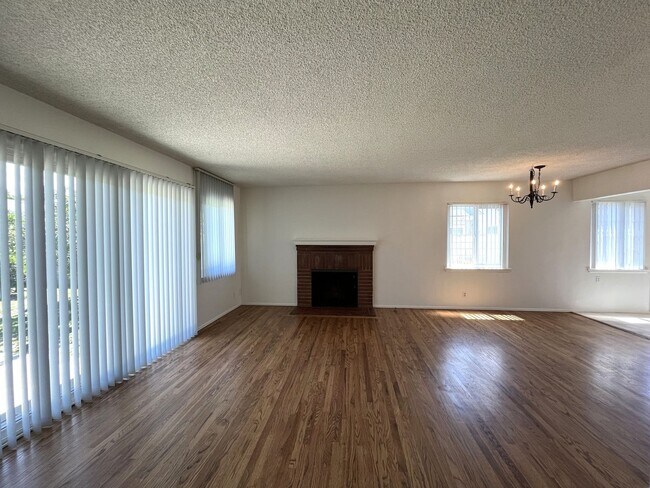 Foto del edificio - Charming Single Level 3-Bedroom 2-Bathroom Home With Hardwood Floors