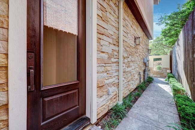 Building Photo - 2409 Morse St