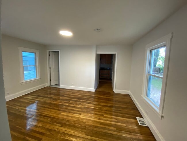Building Photo - Great 4 Bedroom 1 Bathroom Single Family H...