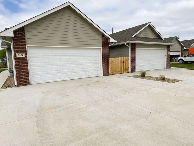 Building Photo - 3 BEDROOM  2 BATH DUPLEX Belaire