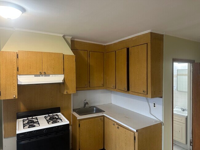 Building Photo - 646 Ferry St