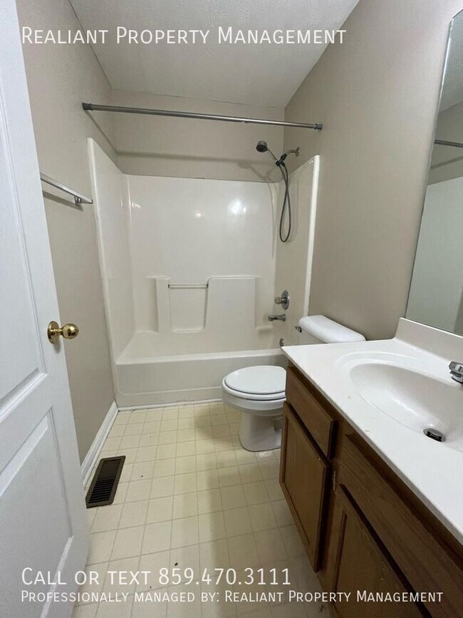 Foto del edificio - 223 John Sutherland Dr