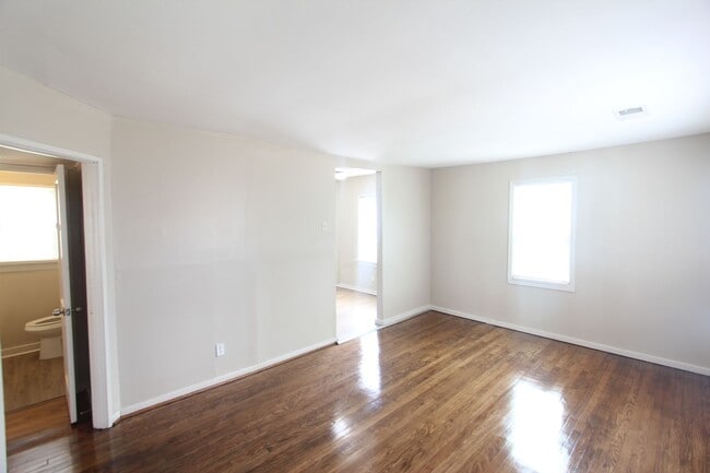 Building Photo - New On The Market! Fresh New Updates!! Bet...