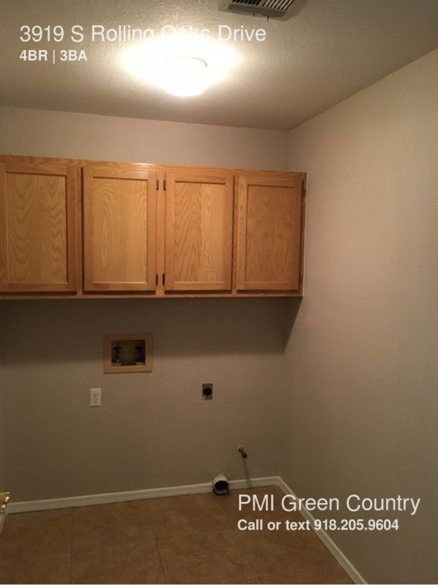 Building Photo - 3919 S Rolling Oaks Dr