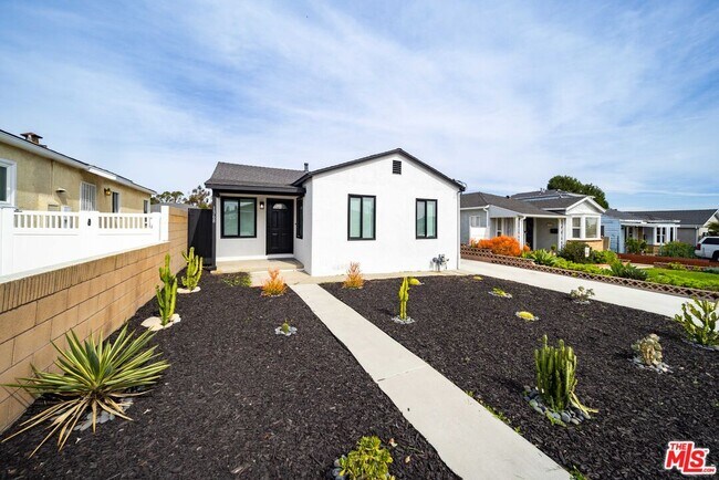 Building Photo - 1368 W Summerland Ave