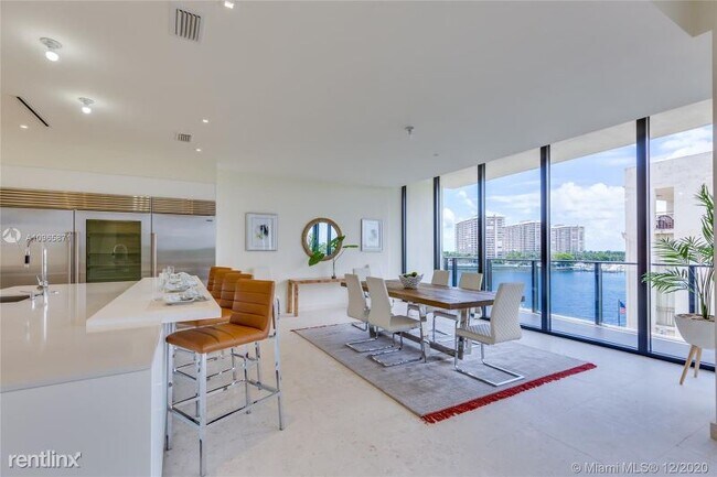 Building Photo - 4 br, 3.5 bath Condo - 3581 E Glencoe St