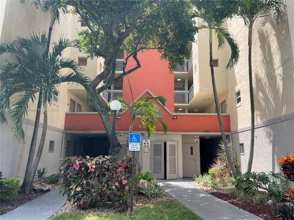 8255 Lake Dr Unit 501, Doral, FL 33166 Condo for Rent in Doral, FL