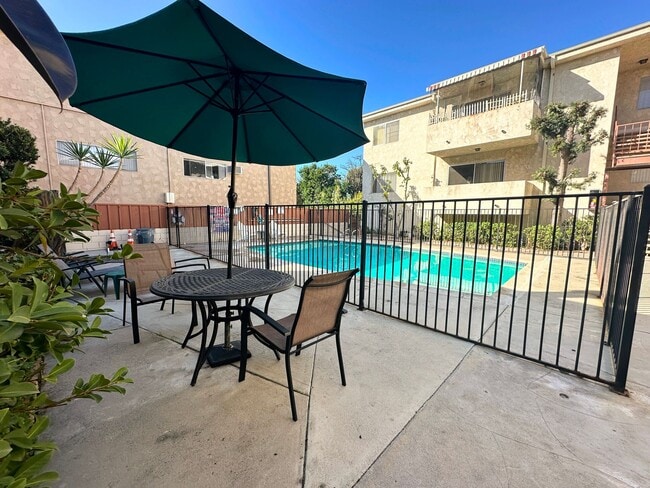 Building Photo - Gorgeous 1bd/1ba unit in Sherman Oaks. Cen...