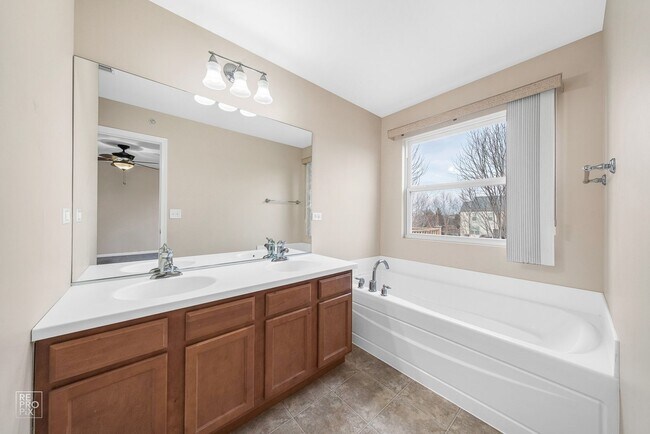 Foto del edificio - AUTUMN CREEK SECOND FLOOR CONDO WITH TWO CAR GARAGE