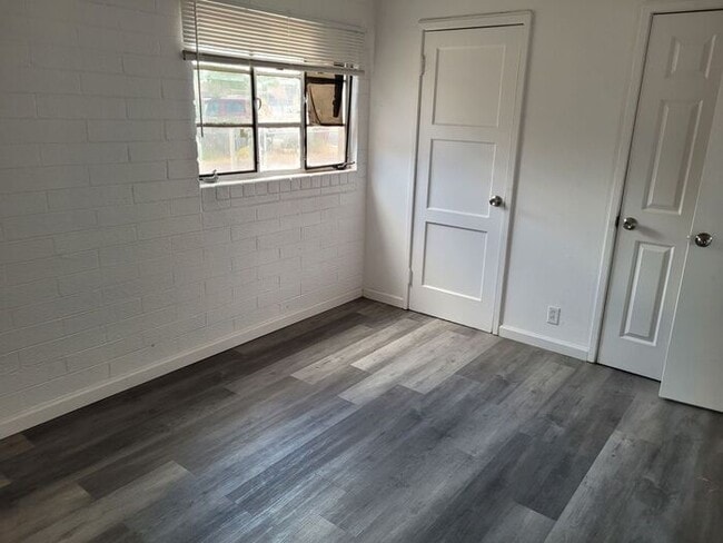 Building Photo - 2 bedroom