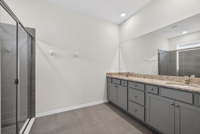 Foto del edificio - 4 Bedroom in Gated Community!