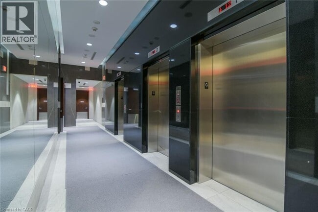 Building Photo - 330 Burnhamthorpe Rd W