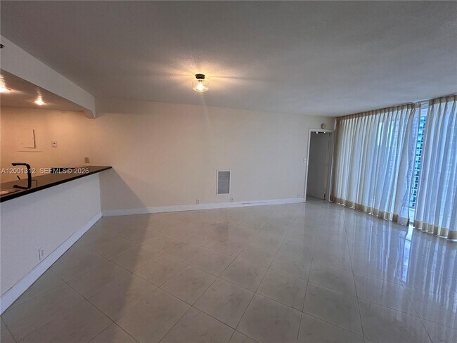 Foto del edificio - 7601 E Treasure Dr