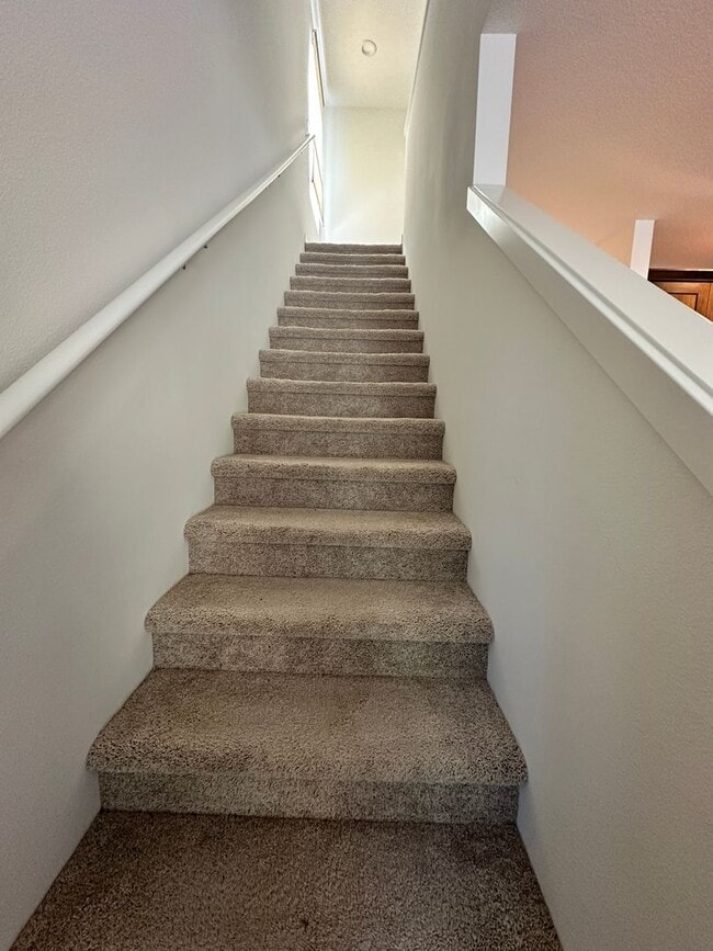 Building Photo - Like-New Townhome in Ponderosa Ridge – North Corvallis | Beautifully Landscaping