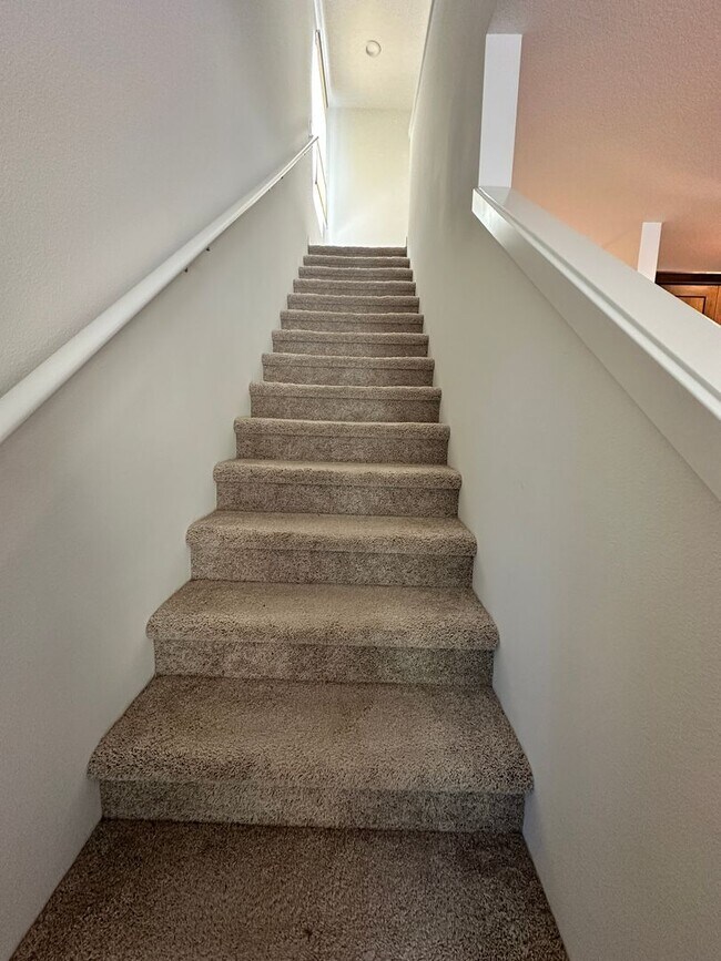 Foto del edificio - Like-New Townhome in Ponderosa Ridge – North Corvallis | Beautifully Landscaping