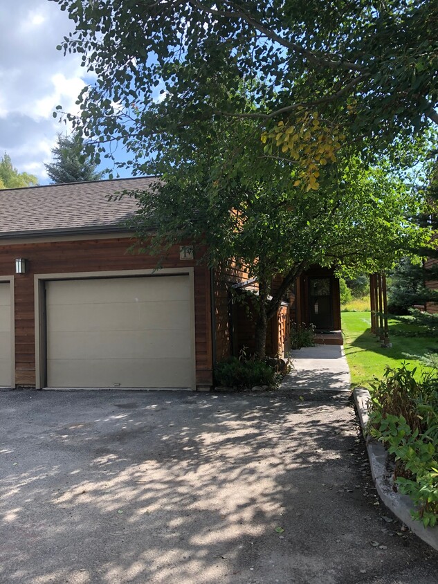 Primary Photo - 450 Sagebrush Dr