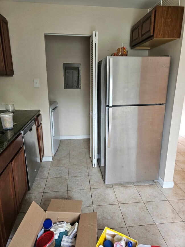 Building Photo - Very nice Burn Brae 2-bedroom, 2-bath Cond...