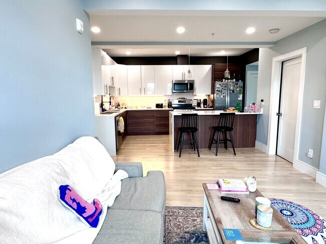 Building Photo - BROOKLINE 4 BED/2 BATH WITH CENTRAL AIR & IN-UNIT LAUNDRY!