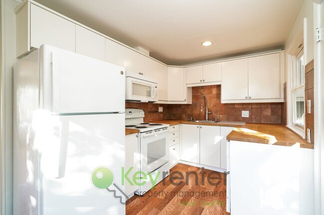Building Photo - Elegant Three Bedroom Home Featuring Desig...