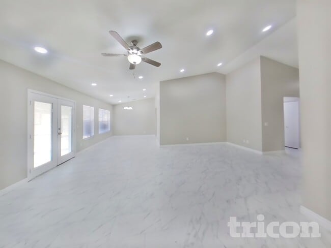 Building Photo - 4947 E Greenway Cir