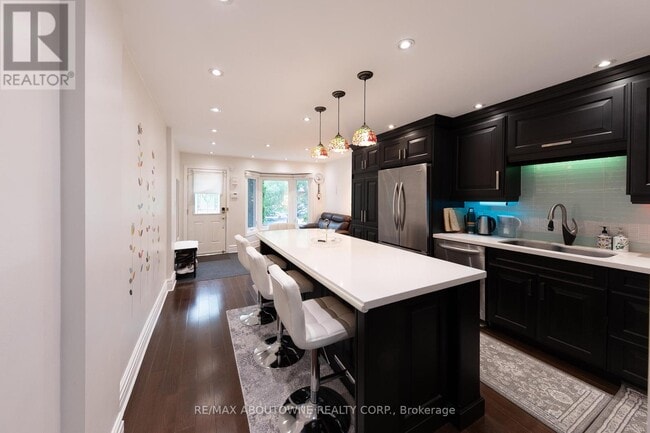 Building Photo - 2072 Glenada Crescent