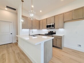 Building Photo - 1542 W Tidwell Rd