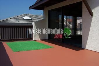 Terraza en el tercer nivel, con acceso desde la cocina/sala de estar. - 627 2nd St