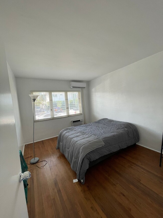 Building Photo - 841 W 40th St