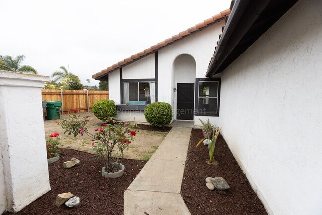 Building Photo - Beautiful 3 bed / 2 bath / 1,344 sqft Home...