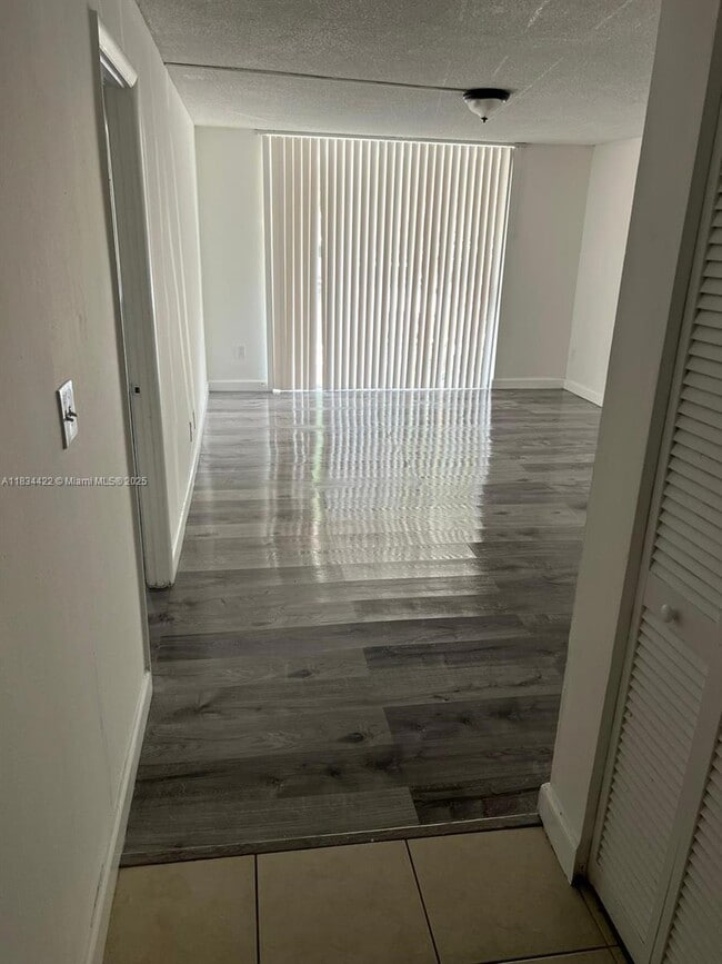 Foto del edificio - 484 NW 165th St