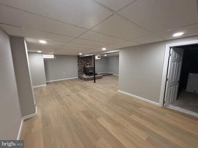 Building Photo - 916 Willow Ln