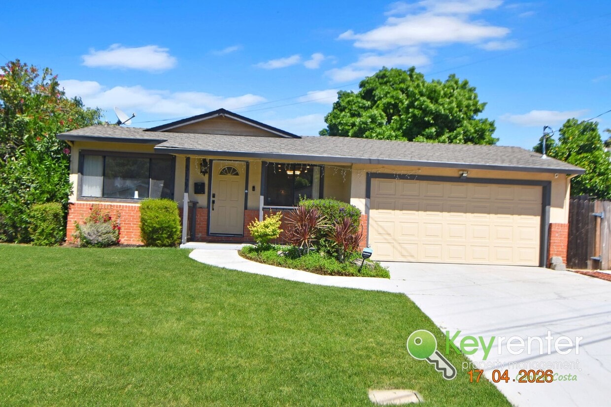 Renovated 4 Bedroom Home with Gourmet Kitchen & Lush Backyard in Concord - Renovated 4 Bedroom Home with Gourmet Kitchen & Lush Backyard in Concord