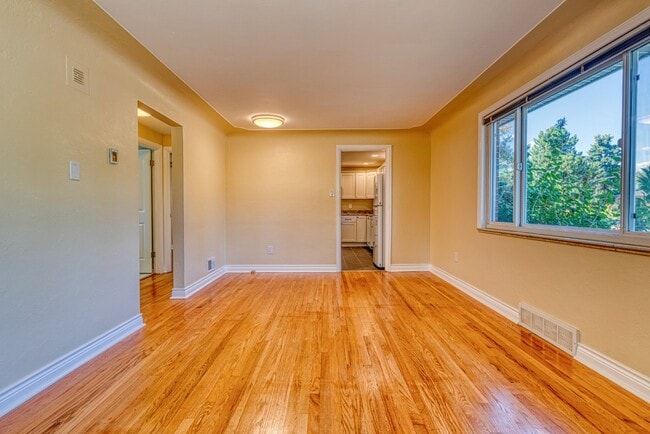 Building Photo - Renovated Home in Desirable Neighborhood