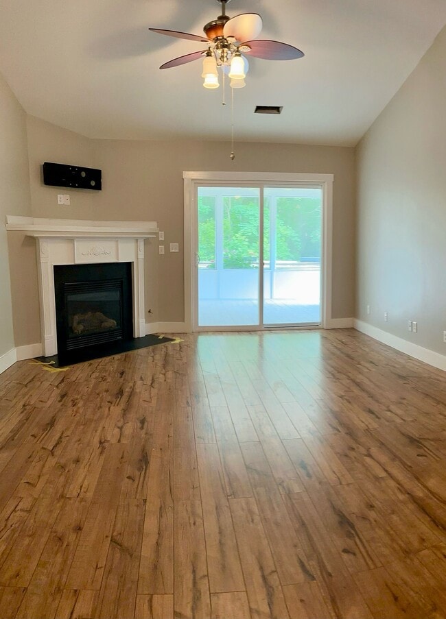 Foto del edificio - Charming 2-Bedroom Townhome in 'The Commons', Hanahan, S.C.
