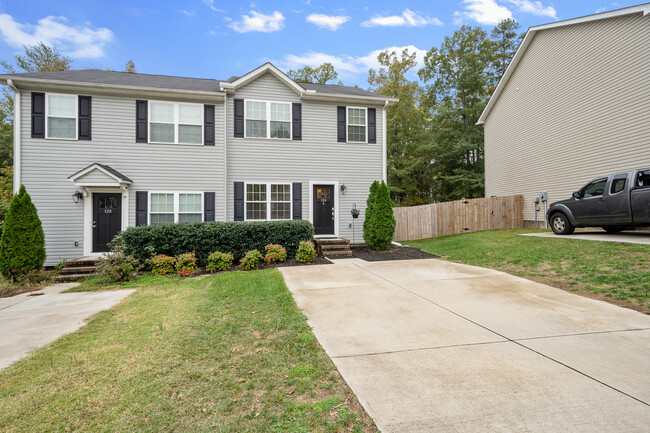 Building Photo - 124 Village Ct