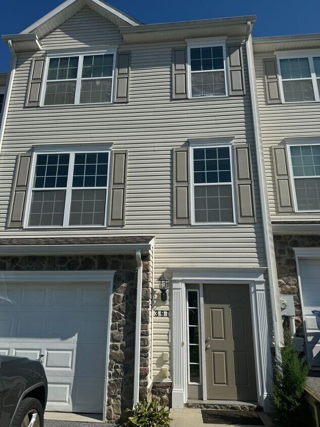 Primary Photo - 3 bedroom, 2.5 bath townhome in Spring Gro...