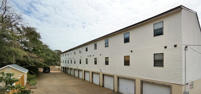 Building Photo - 9530 3rd Bay St