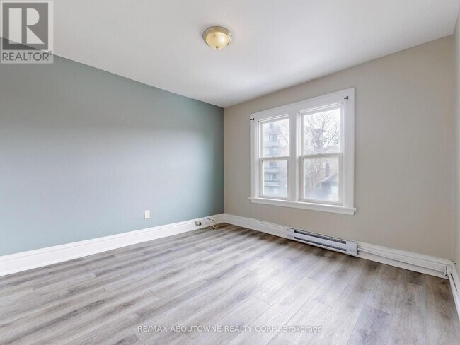 Photo du bâtiment - 67 Aikman Ave